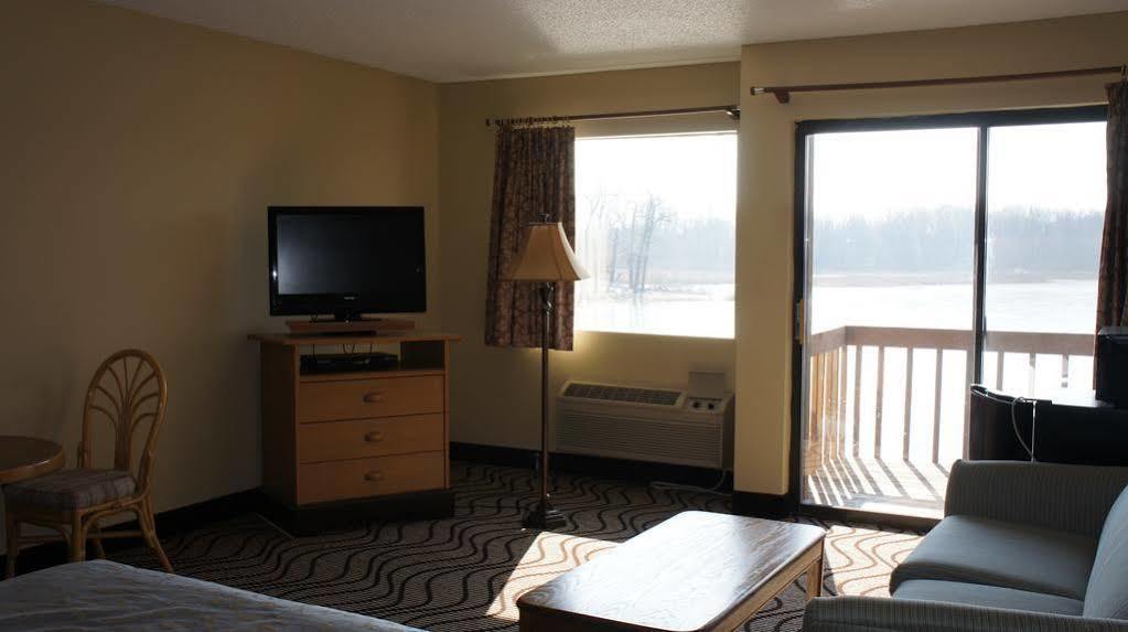 Waterbird Lakeside Inn Честертон Экстерьер фото